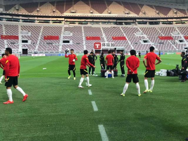 星空官方体育登录入口-对战日本国足主场氛围浓厚 巨型五星红旗铺设完成
